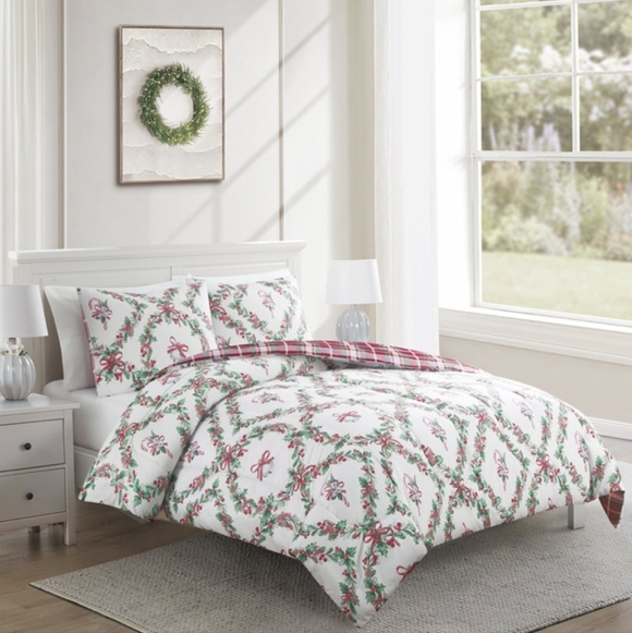 Festive Holiday Bedding Set - Green and Red - Picture 3 of 4